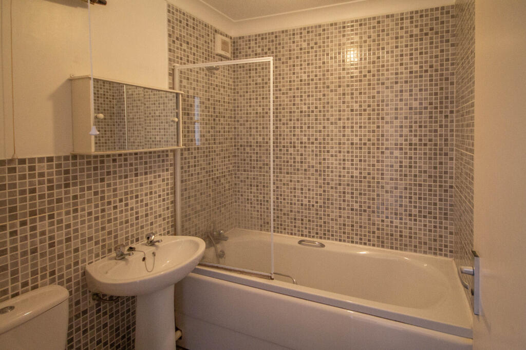 Apartment in Redhill - More