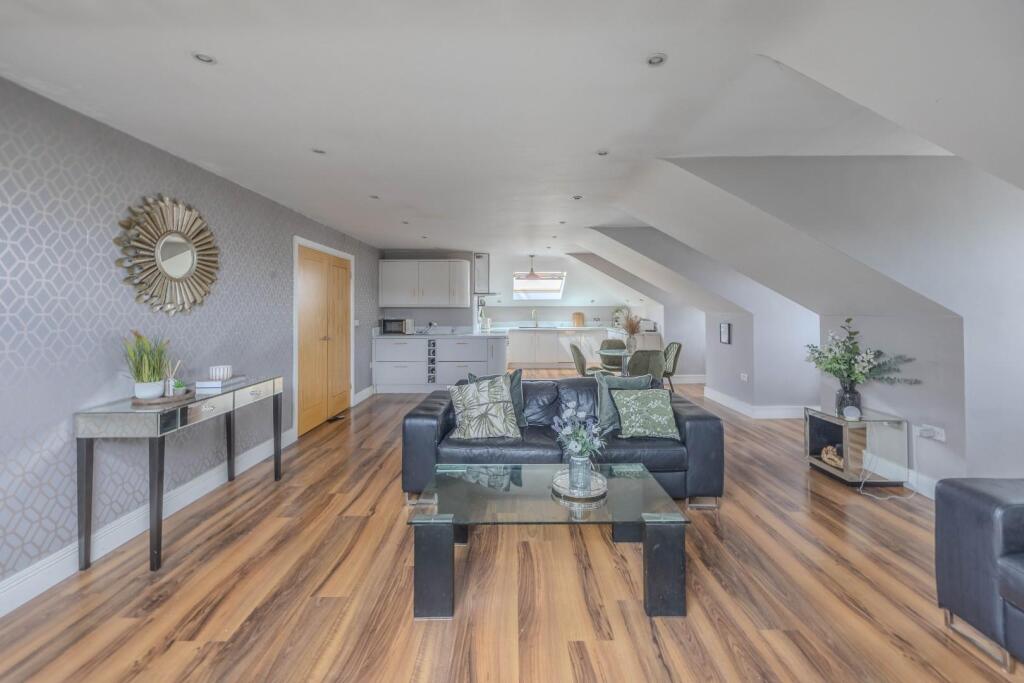 Apartment in Southend-on-Sea - View 3