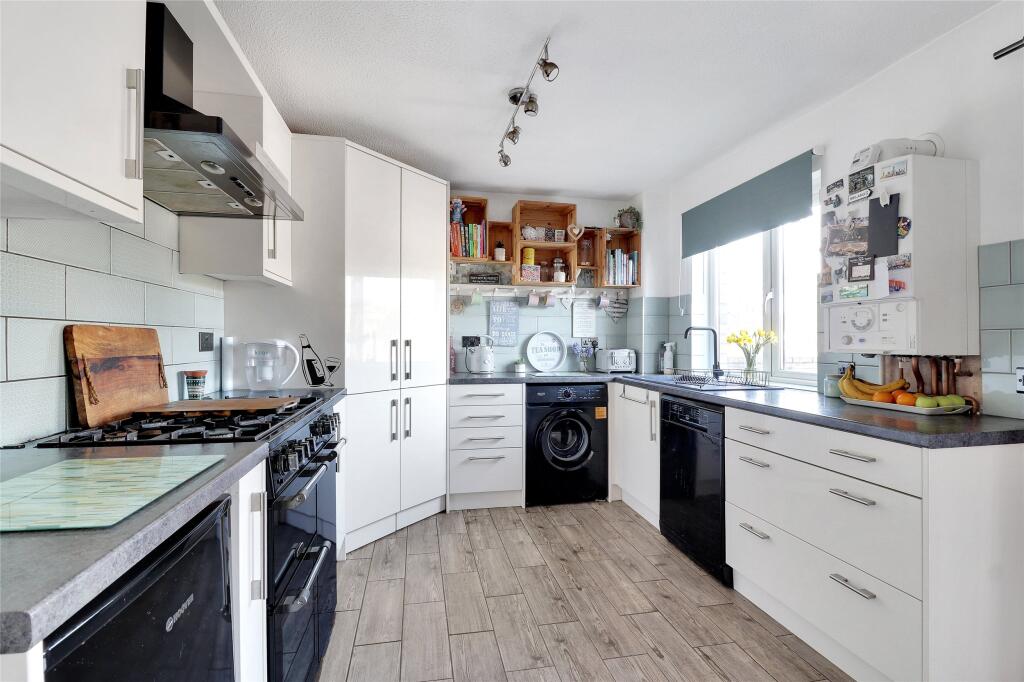 Hughes Avenue, Barnstaple, Devon, EX32 photo 4