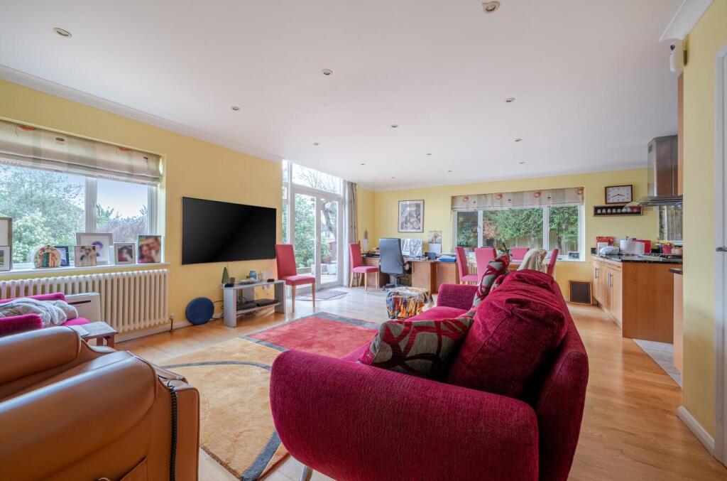 Framfield Close, Woodside Park photo 4