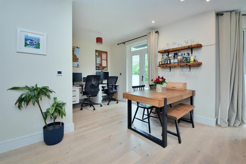 Apartment in Surbiton, Oakhill - View 3