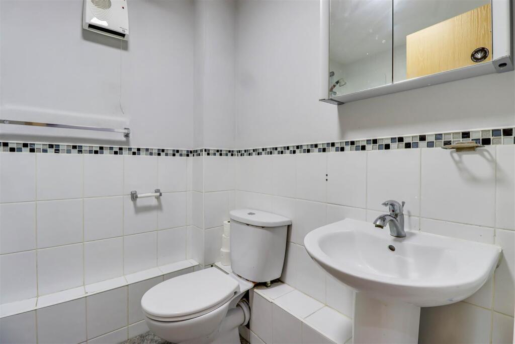 * STAR BUY * Wayletts, Leigh-on-Sea photo 4