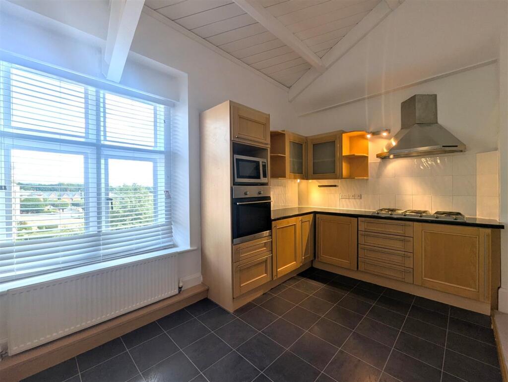 Apartment in Reigate and Banstead, Surrey - More