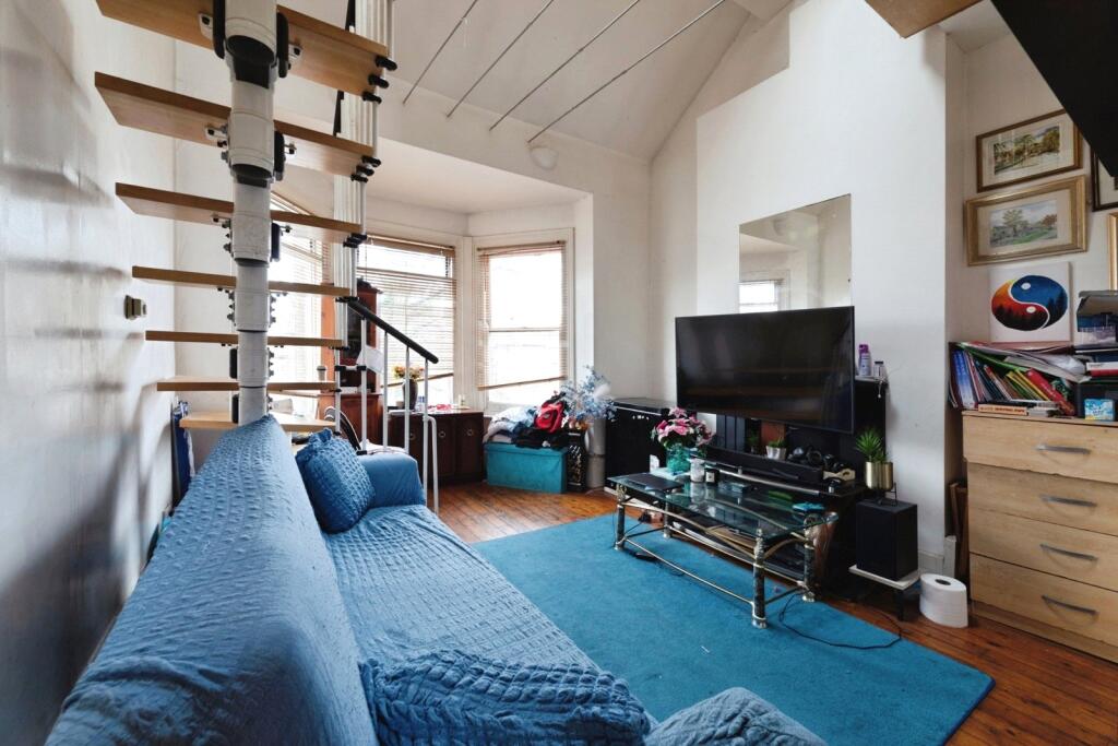 Apartment in Ilford, Gants Hill - View 4