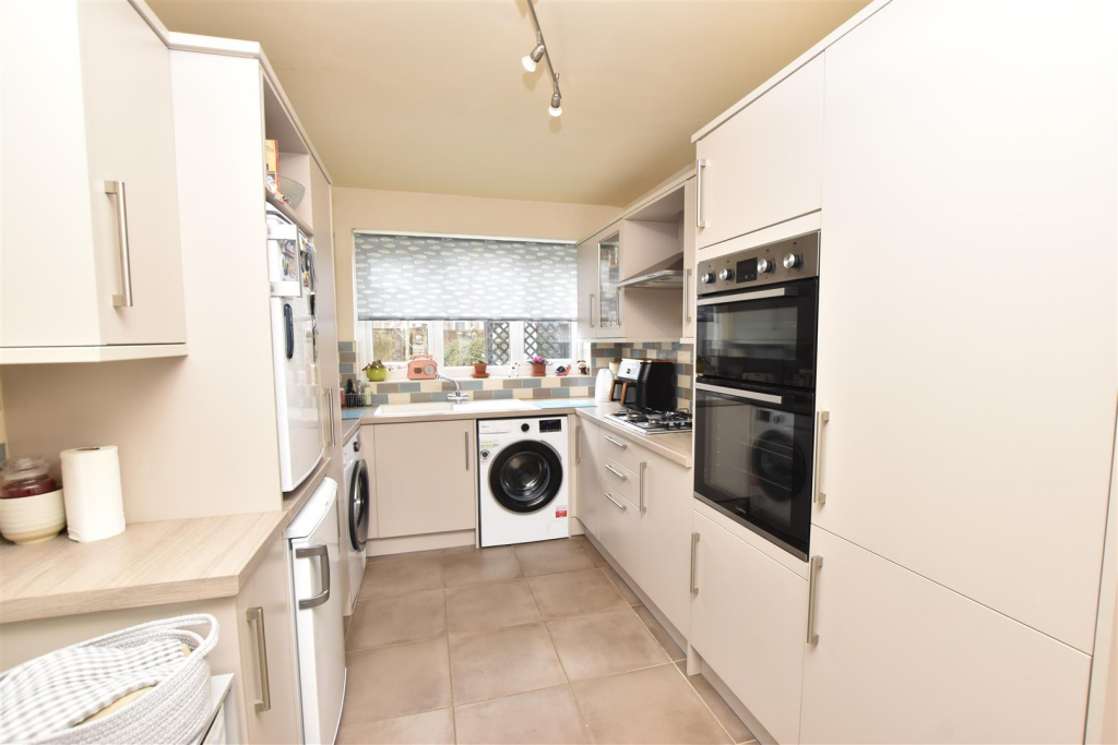 Springway Crescent, Grimsby photo 3