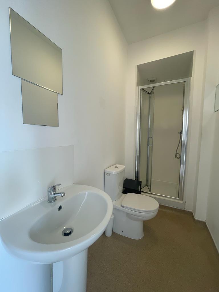 5 bedroom semi-detached house for rent