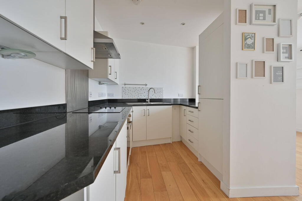 Apartment in Watford, Hertfordshire - View 4