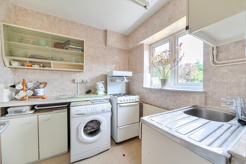 Ellesmere Drive, Sanderstead, South Croydon, CR2 9EH photo 4