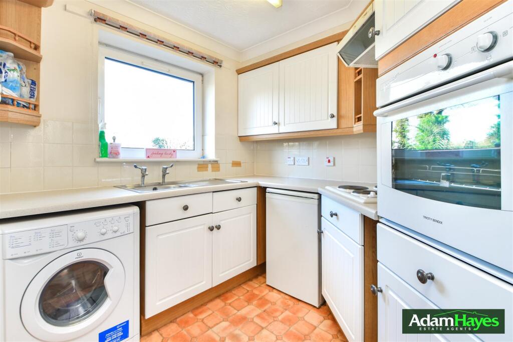 Farnham Close, Whetstone N20 photo 4