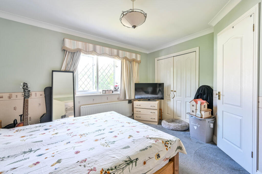 Lorne Gardens, Knaphill, Woking, GU21 photo 4