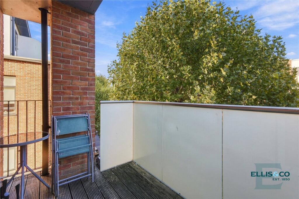 Apartment in London - More