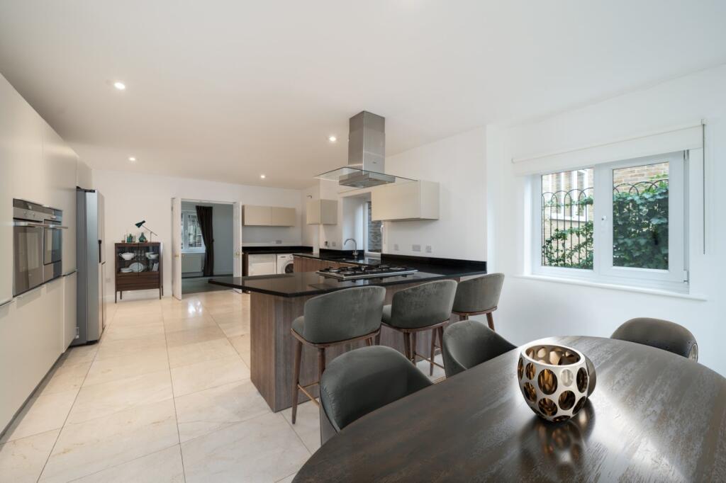 House in London, Copse Hill, Raynes Park - View 3