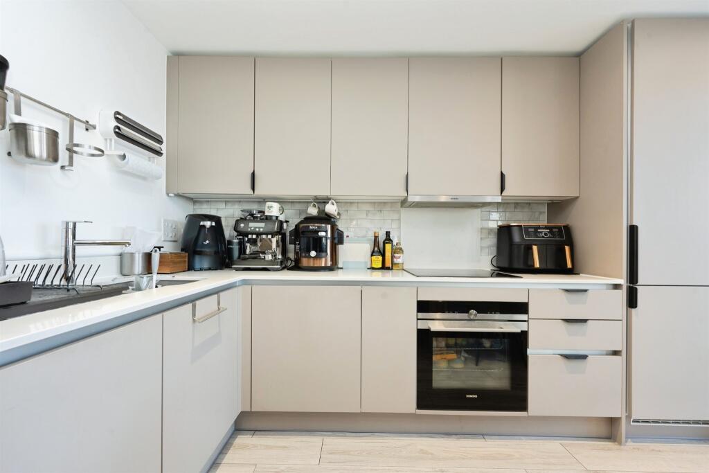 Apartment in Watford, Hertfordshire - View 4