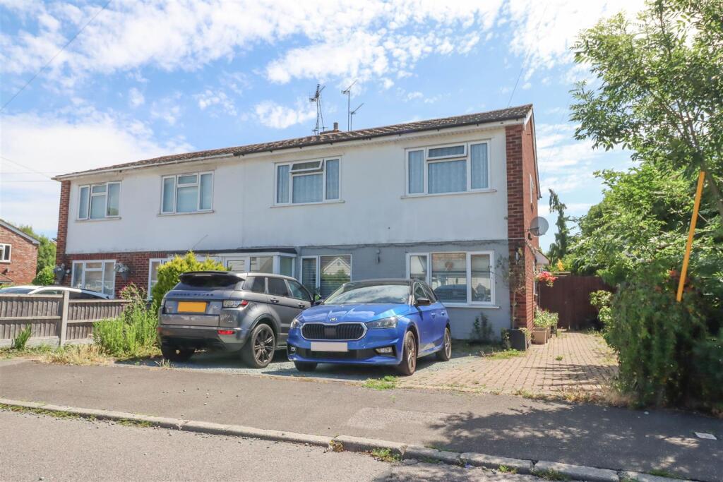 2-bed flat on Azalea Avenue, Wickford, £230,000