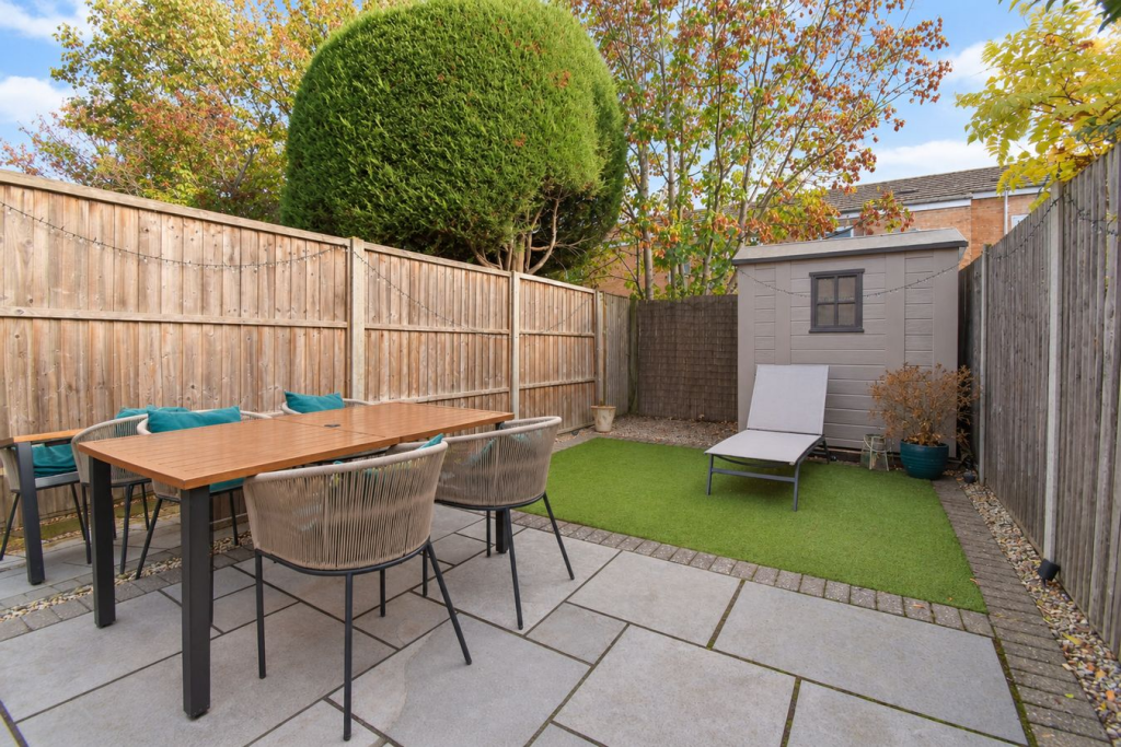 Armstrong Close, Walton-on-Thames, KT12 photo 4