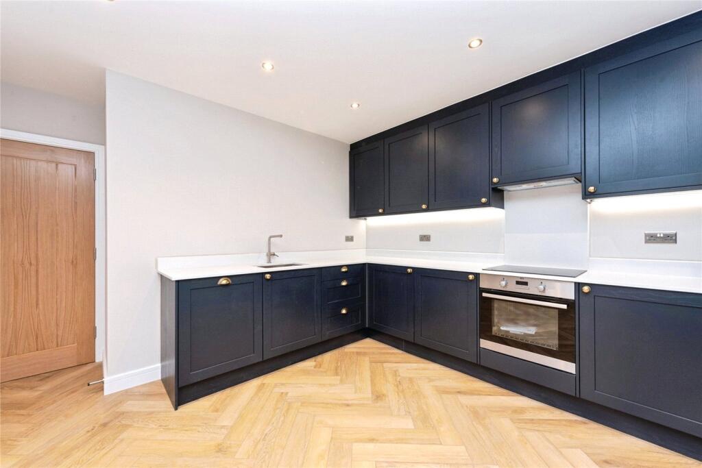 House in Kingston upon Thames - More