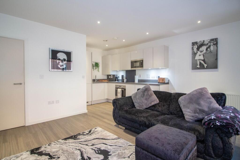 Oxhey Drive, South Oxhey, Watford, WD19 photo 2