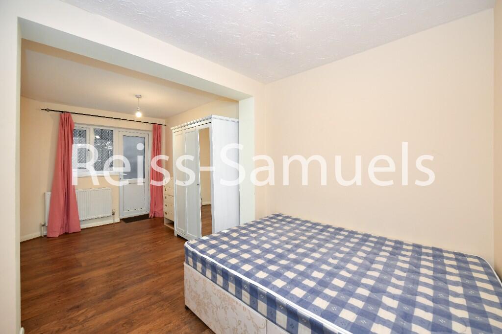 5 bedroom semi-detached house for rent