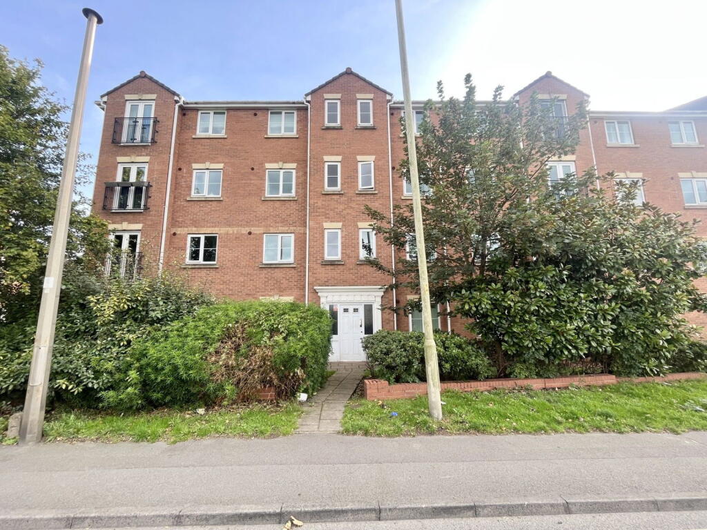 2-bed flat on Moor Street, Brierley Hill, DY5 3SP, £125,000