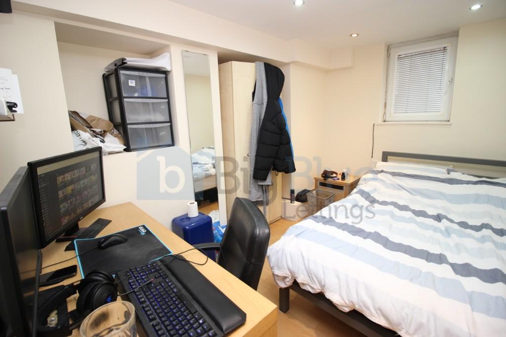 House in Leeds, Headingley Hill, Hyde Park - View 3