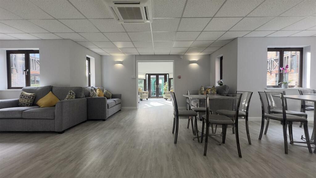 Winningales Court, Clayhall, IG5 0PX photo 3