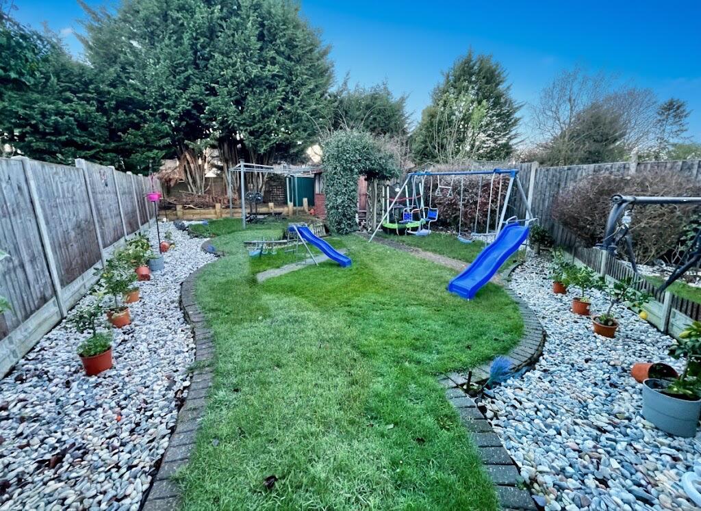 Exton Avenue, Luton, Bedfordshire, LU2 0LH photo 2