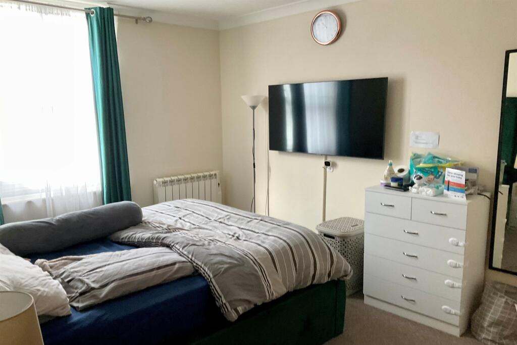 2-bed flat on The Metropole, New Street, CT17, £79,995