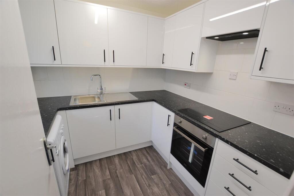 Tudor Close, Hatfield photo 3