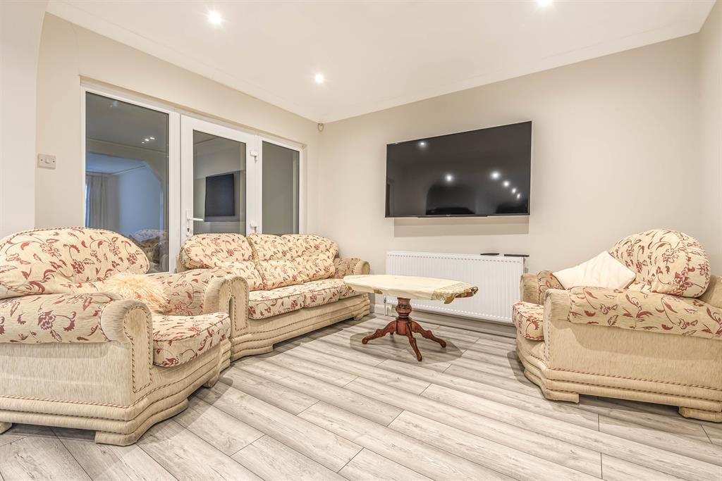 Cranford Drive, Hayes, Middlesex, UB3 4LB photo 2