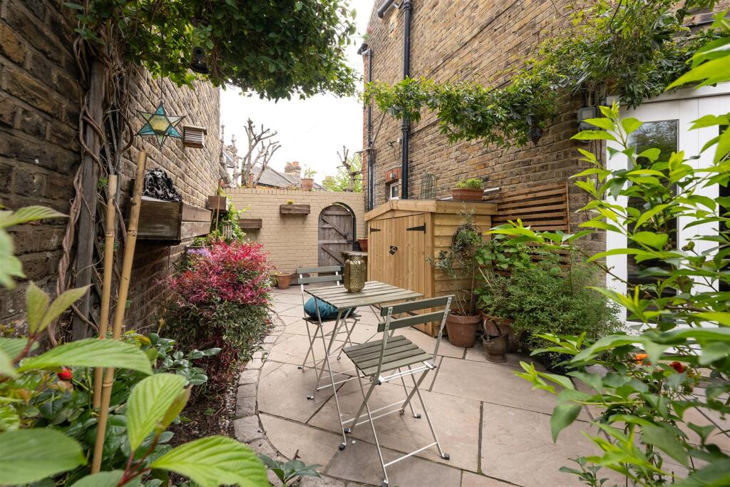 House in London, Higham Hill - More