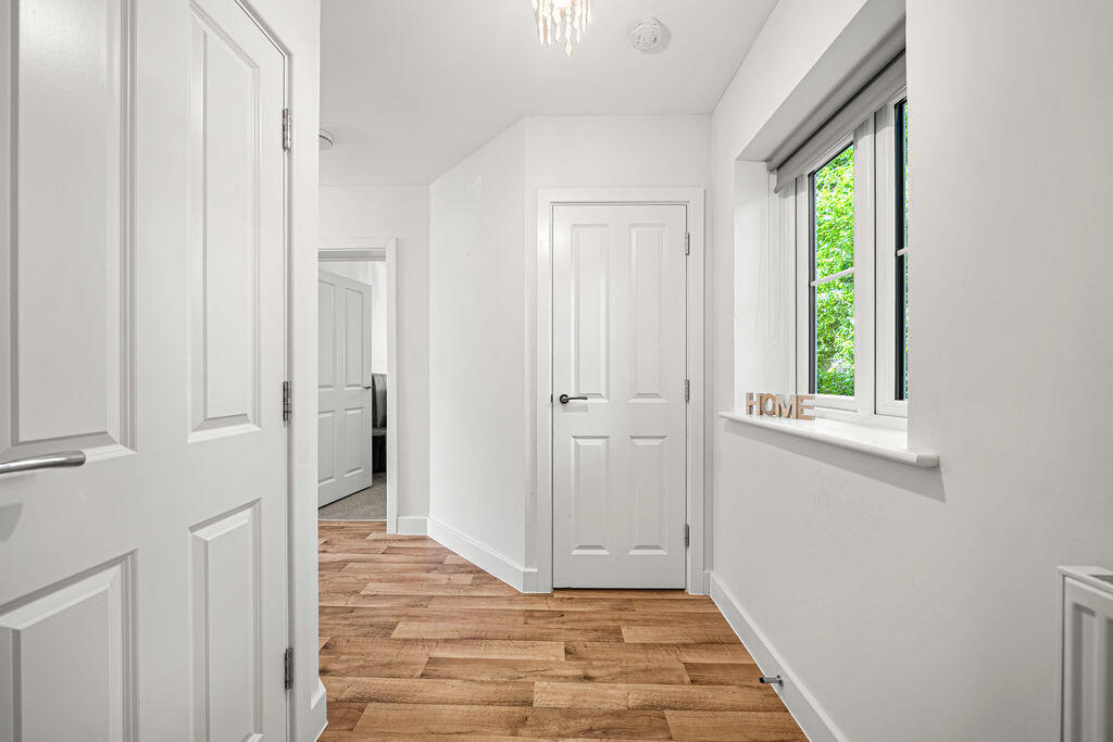 Apartment in Elmbridge, Hersham - More