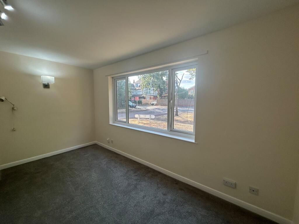 Apartment in Reading, Southcote - View 3