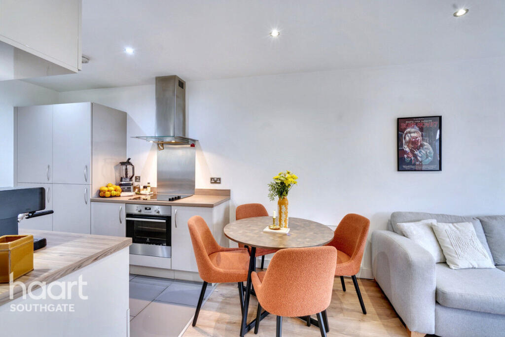 Ebony Crescent, Barnet - View 4