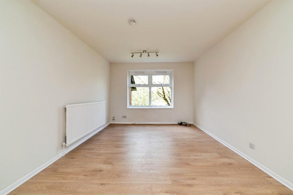 Apartment in Welwyn Garden City, Haldens - View 4