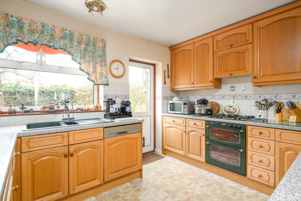 House in Spelthorne, Laleham - More
