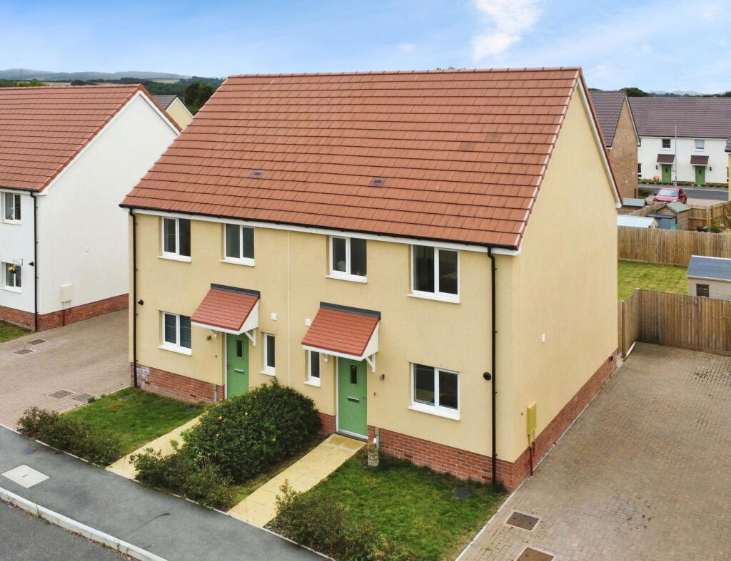 3-bed semi-detached on Gore Orchard Drive, Williton, £250,000