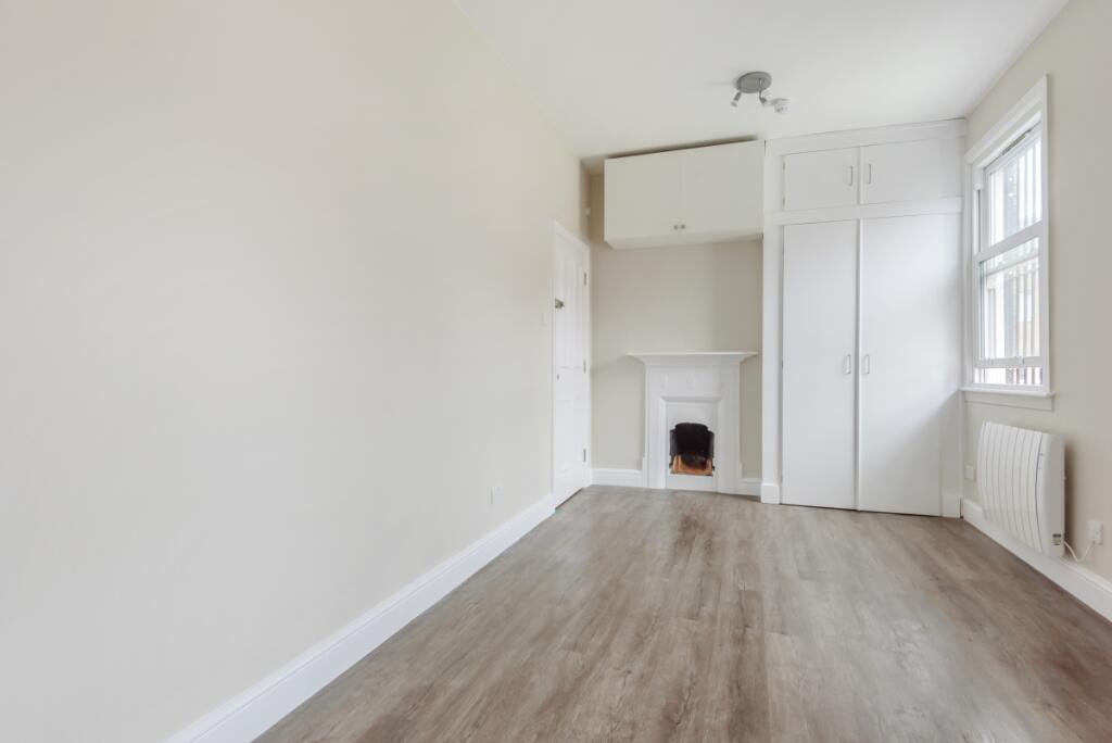 Apartment in Slough - More
