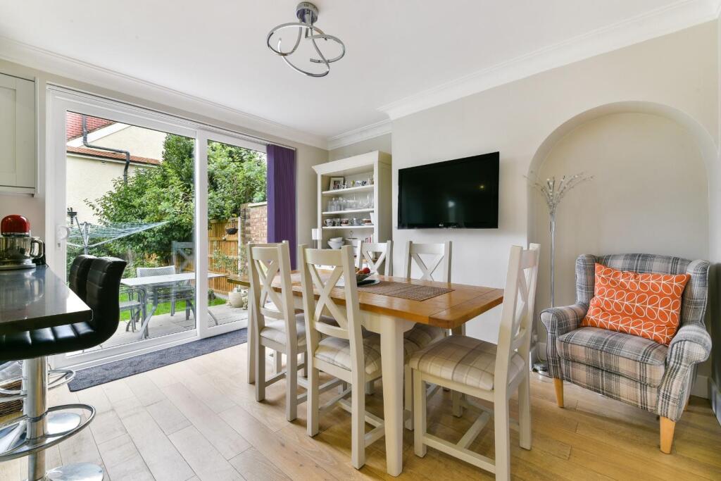Bolton Road, Chessington photo 4