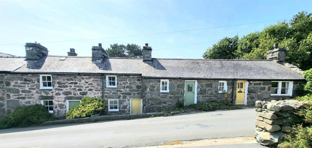 3-bed house on Tan Y Buarth, Llanfair, £375,000