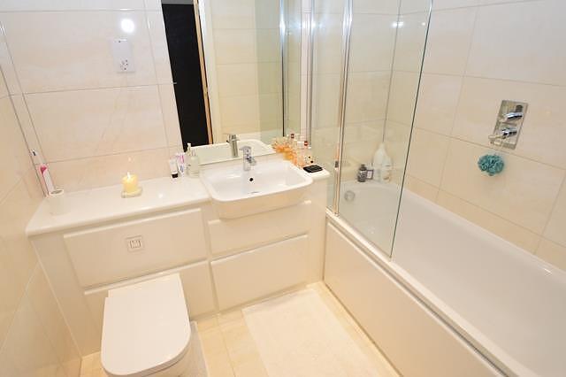 1 bedroom Top Floor Apartment in Godalming photo 4