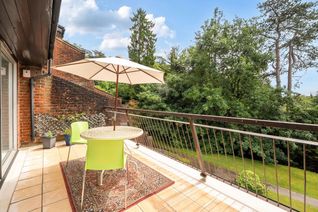 Apartment in Tandridge, Warlingham - View 2