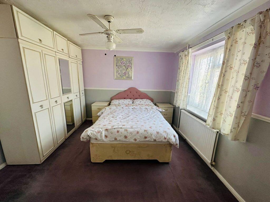 Longcroft Road, Thatcham - More