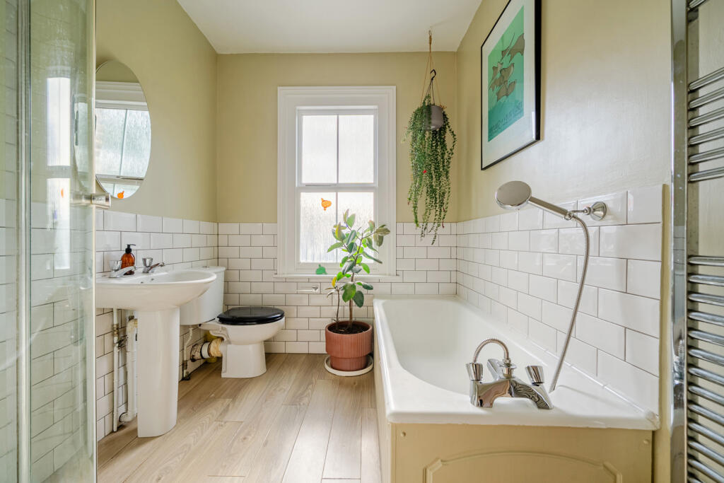 House in Kingston upon Thames - More
