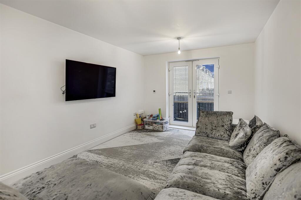 Video Presentation Inside - Halle Mews, Benfleet photo 4
