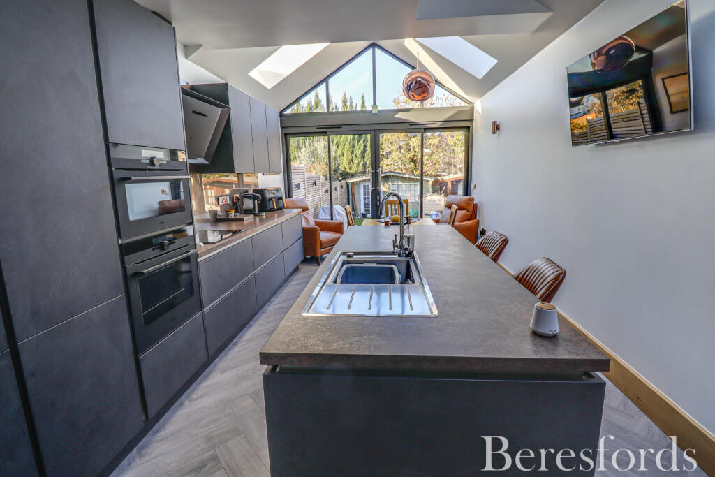 House in Brentwood - More