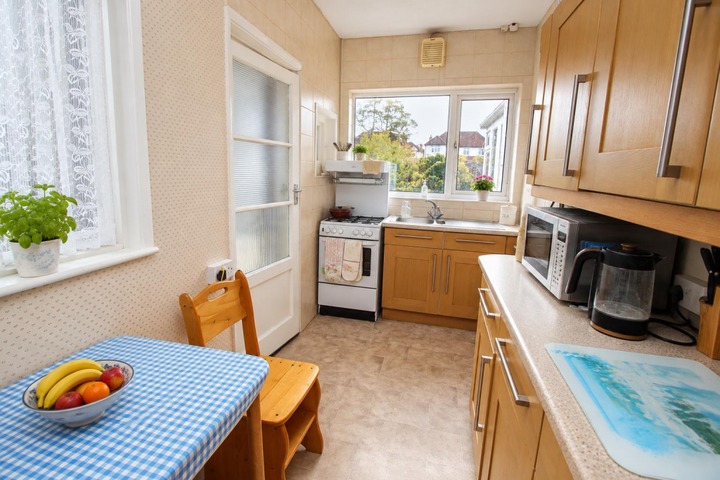 House in Reading, The Triangle, Tilehurst - View 5
