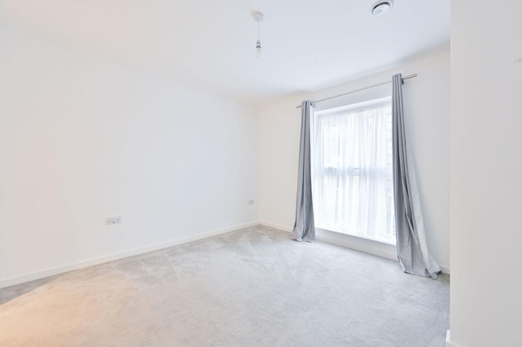 Apartment in Watford, Hertfordshire - More