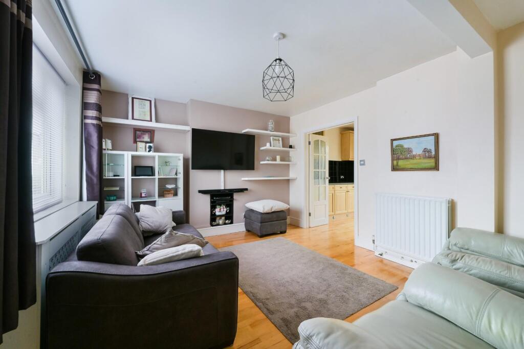 House in Tadworth - View 3