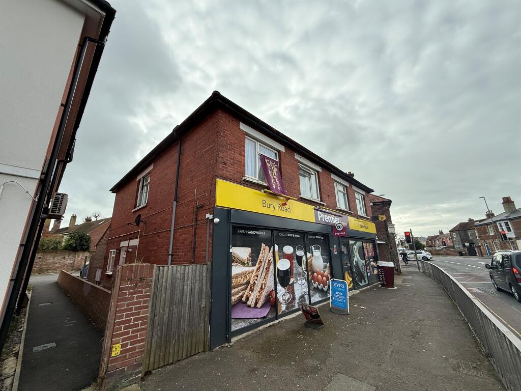 2-bed flat on Bury Road, Gosport, £150,000