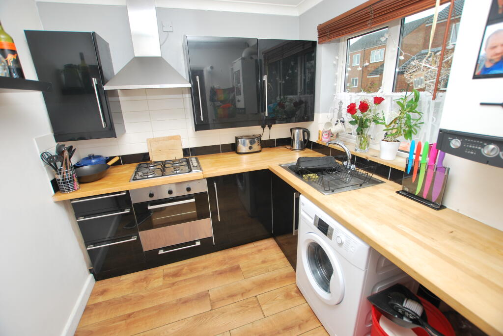 House in Almond Road, Leighton-Linslade - View 3